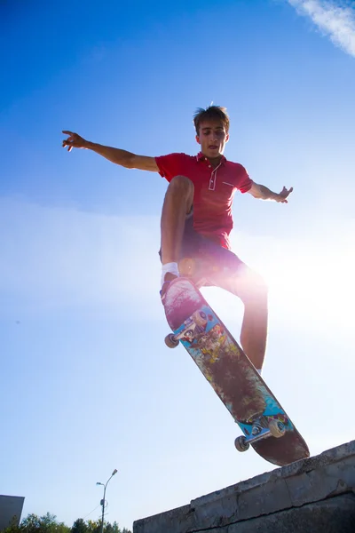 Чоловічий скейтбордер стрибає на скейтборді — стокове фото