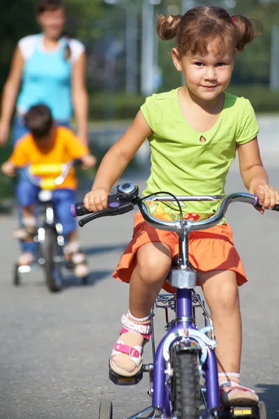 Klein meisje op de fiets — Stockfoto