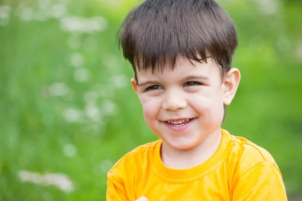 Niño pequeño en verano — Foto de Stock