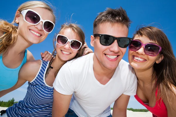 Jongeren op het strand — Stockfoto