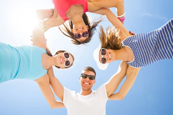 Jóvenes en la playa — Foto de Stock