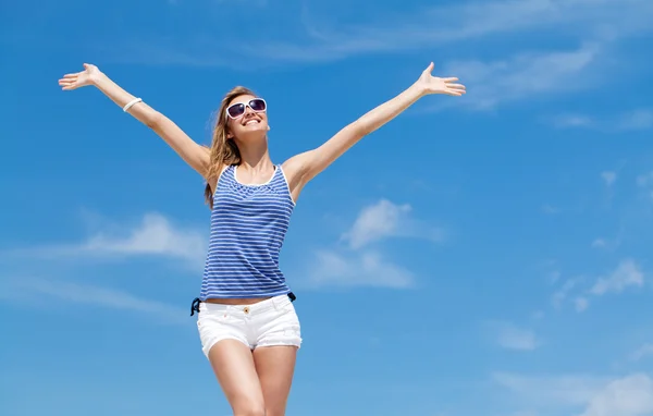 Mujer disfrutando contra el cielo azul —  Fotos de Stock