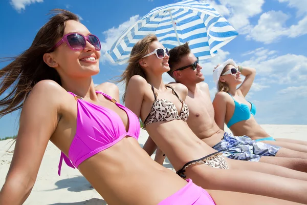 Jongeren op het strand — Stockfoto