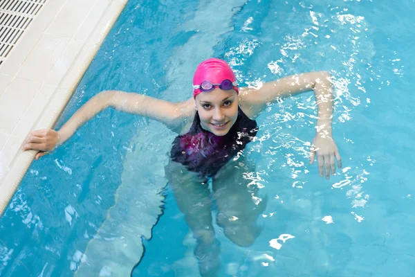 Mädchen schwimmt Freestyle im Pool — Stockfoto