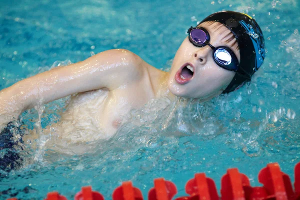 Teen boy nuotare in piscina — Foto Stock
