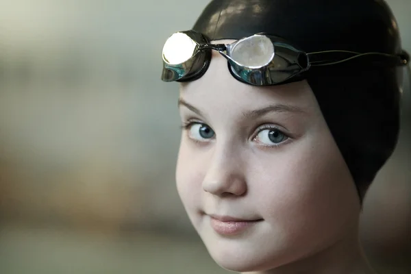 Schwimmerin mit Brille und Mütze — Stockfoto