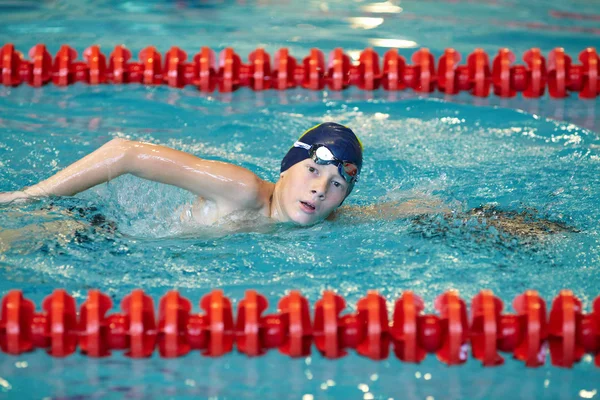 Adolescente chico entrenamiento en natación —  Fotos de Stock