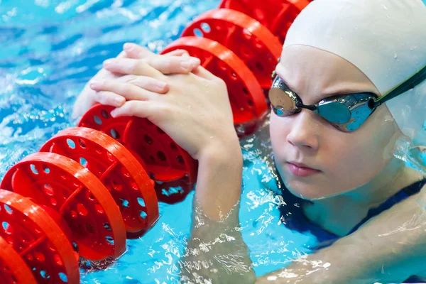 Mädchen im Schwimmbad — Stockfoto