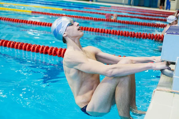 Uomo all'inizio del nuoto — Foto Stock