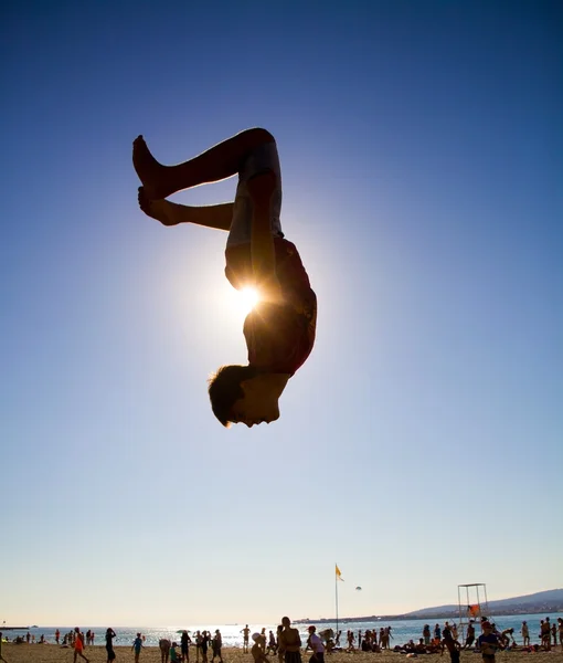 Trampolim ginasta ao pôr do sol — Fotografia de Stock