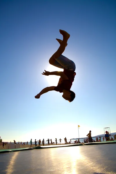 Trampolim ginasta ao pôr do sol — Fotografia de Stock