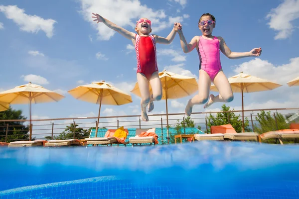 Jugar en la piscina — Foto de Stock