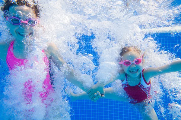 Meninas na piscina — Fotografia de Stock