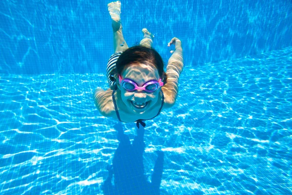 Meisje zwemt in het zwembad onderwater — Stockfoto