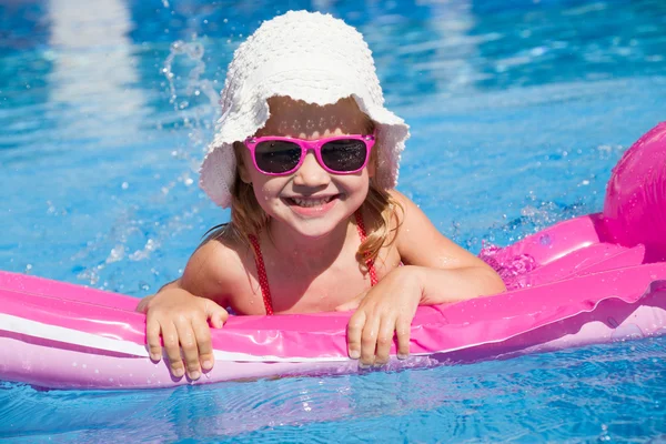 Menina na piscina — Fotografia de Stock