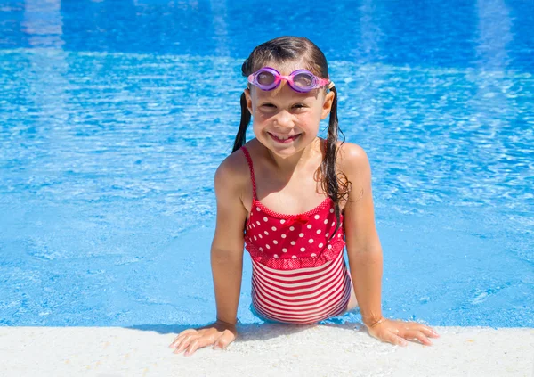 Mädchen im Schwimmbad — Stockfoto