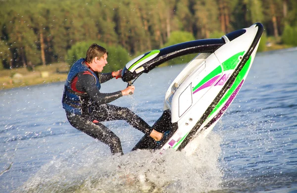 Starker Mann fährt auf Jetski — Stockfoto