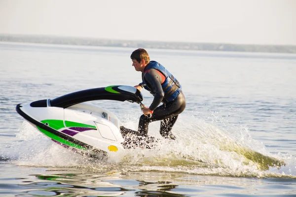 Fuerte hombre conducir en moto acuática — Foto de Stock