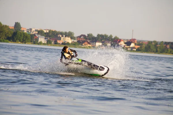 Schönes Mädchen, das Jet-Ski reitet — Stockfoto