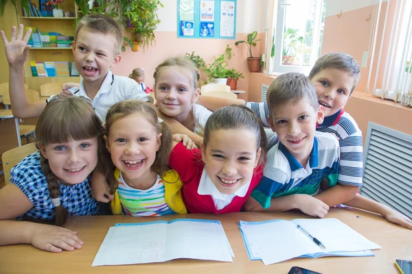 Bambini nella scuola elementare — Foto Stock