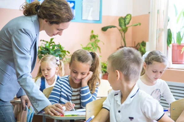 Jonge leraar leert kinderen — Stockfoto