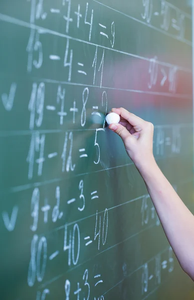 Bir kara tahta üzerinde matematiksel atama — Stok fotoğraf