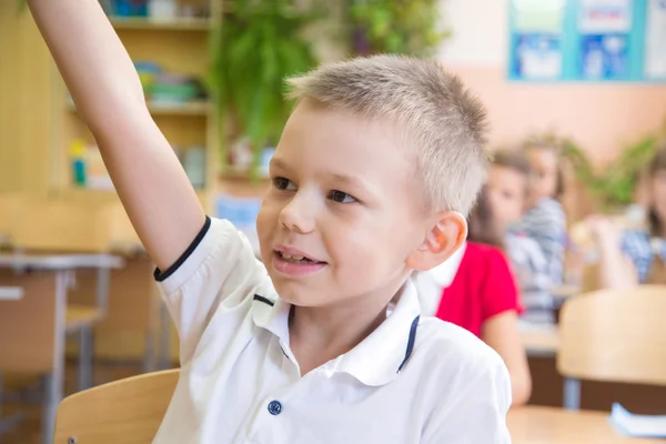 Okul çocuğu cevaplamak için elini çeker — Stok fotoğraf