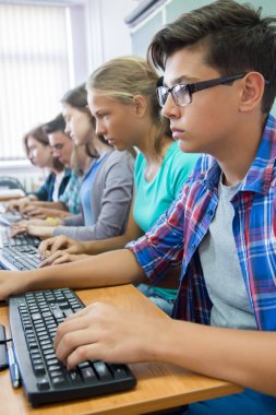 bilgisayarların sınıfta öğrenciler