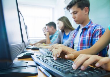 bilgisayarların sınıfta öğrenciler