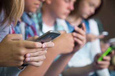 Grup gençler gadget'lar