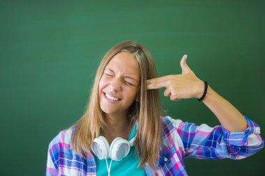 Kız Öğrenci hareketi gösterir 