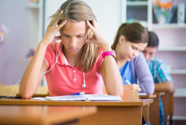 Öğrenciler sınıfta otururken