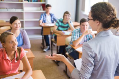 Öğrenciler öğretmen sınıfta dinleme