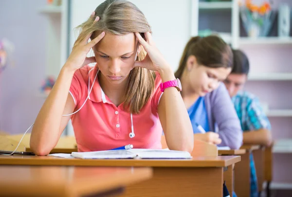 Studenten in de klas zit — Stockfoto