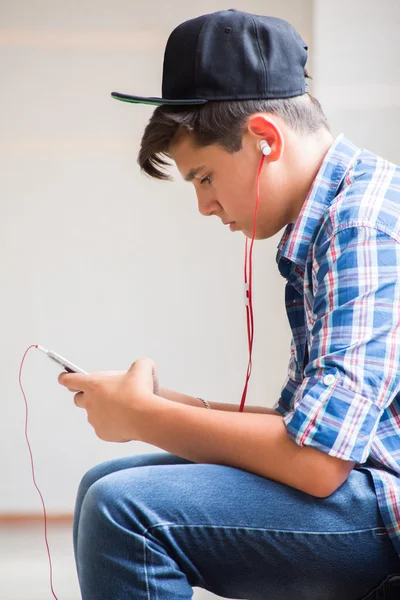 Adolescente brincando com seu gadget — Fotografia de Stock