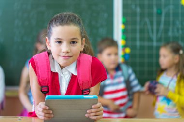 kız öğrenci ders dijital tablet kullanma