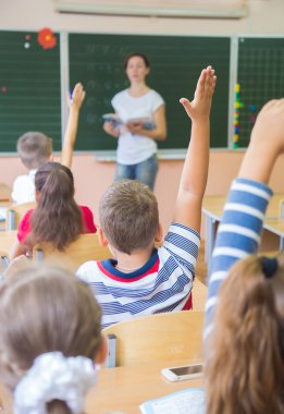 okul çocukları cevap için eller yukarı yükselen