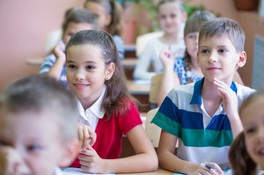 ilkokul çocukları bir sınıfta