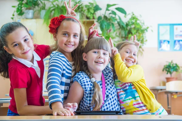 Mädchen aus der Grundschule porträtiert — Stockfoto