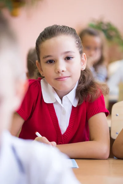 Schulmädchen sitzt im Unterricht — Stockfoto