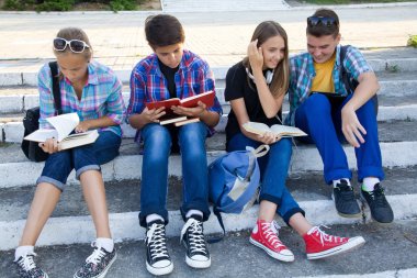 Genç öğrencilerle birlikte Park kitap