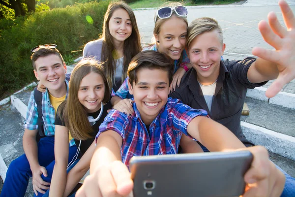 Teenagers making selfie — Φωτογραφία Αρχείου