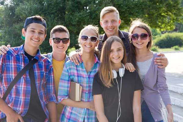 Amigos estudantes com livros e gadgets — Fotografia de Stock