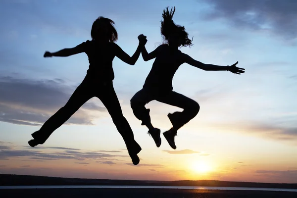 Two teenagers having fun on beach — ストック写真