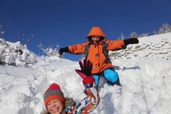 Grupo Niños Jugando Nieve Invierno —  Fotos de Stock