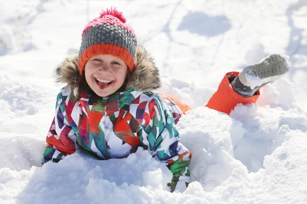 Κοριτσάκι Που Παίζει Στο Χιόνι Χειμώνα — Φωτογραφία Αρχείου