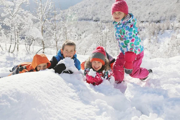 Gruppo Bambini Che Giocano Sulla Neve Inverno — Foto Stock