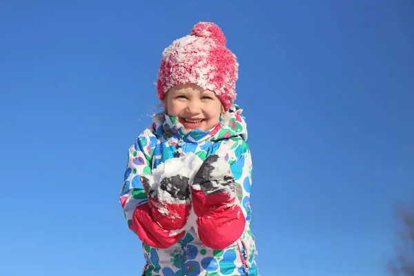 Klein Meisje Spelen Sneeuw Winter Tijd — Stockfoto