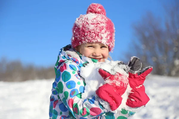 冬に雪の上で遊ぶ少女 — ストック写真