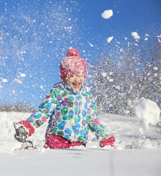 冬に雪の上で遊ぶ少女 — ストック写真